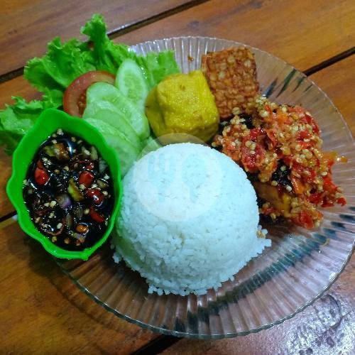 Ayam Goreng Geprek Seuhah menu Waroeng Wijaya, Ciamis