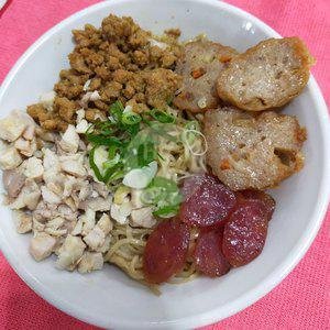 Mie Karet Jumbo 3 rasa menu Bakmie Ling Ling, Puri Indah