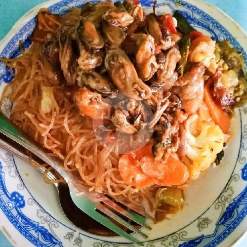 Nasi Campur Ayam Goreng Bonus Es Teh menu Warung Widi Banyuwangi