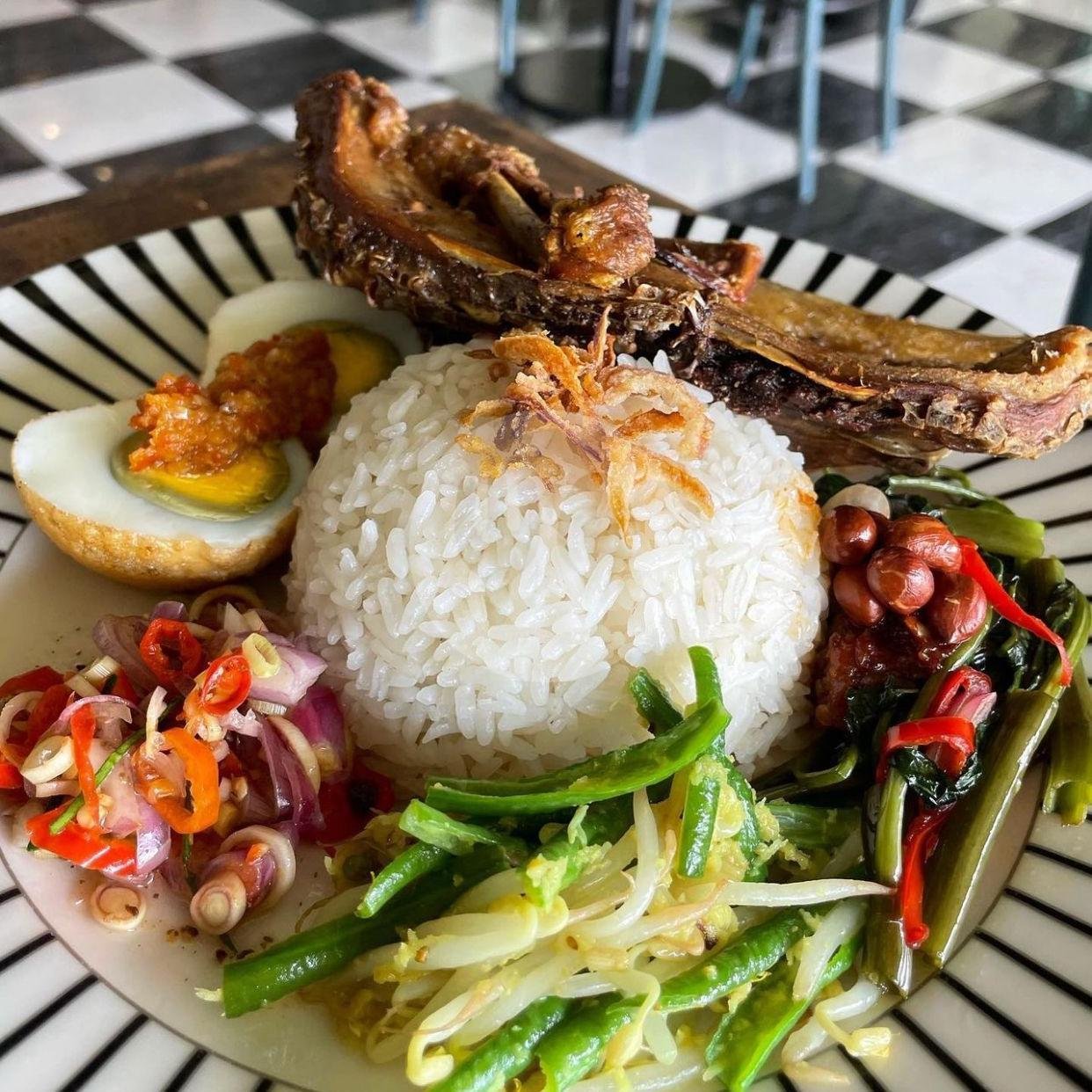 Balinese Crispy Duck menu Makabana Creative Space & Coffee, Candisari