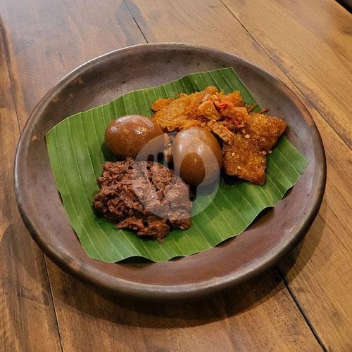 Gudeg Krecek Telur 5 ( Besek ) menu Gudeg Yu Djum, Kaliurang