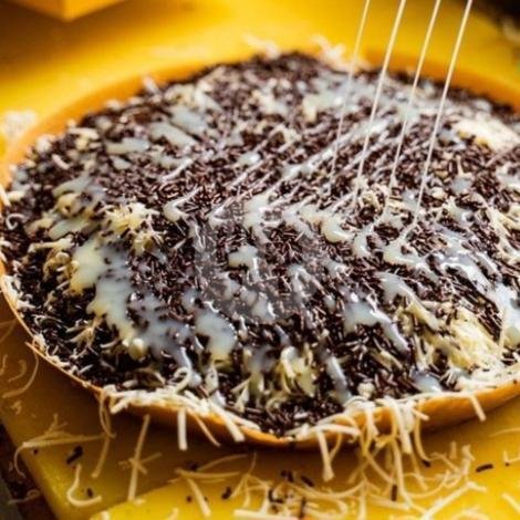 1/2keju, 1/2coklat menu MARTABAK LEBAKSIU GELONGGONGAN