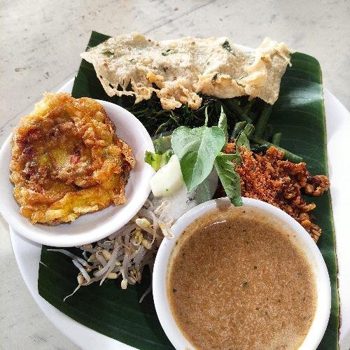 Nasi Pecel Peyek + Ayam Goreng (Paha) menu Soto Rawon & Pecel Madiun Mergoroso, Ketandan Banguntapan
