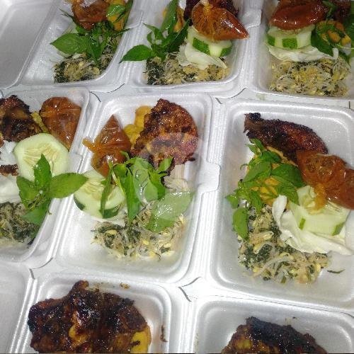 Nasi Kotak Bebek Goreng menu Warung Rona, Simpang Lima Gumol Kediri