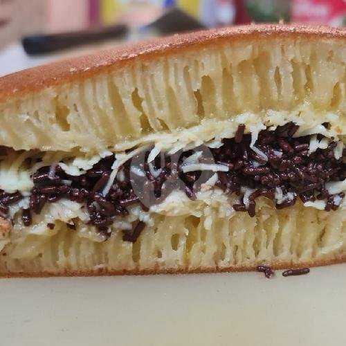 Blueband Sedang 1 / 2 Keju, 1 / 2 Kacang Coklat Wijen menu Martabak Bangka Qiu Qiu, Cipondoh
