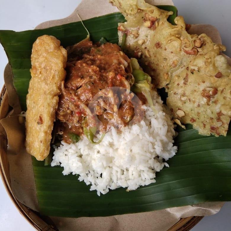 Paket Nasi Pecel + Dadar Jagung menu Pecel Kremes Madiun, Lowokwaru