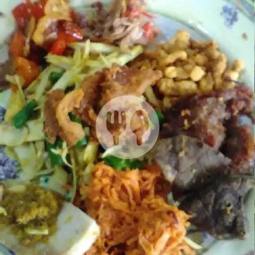 Daging Babi menu Merthasari Nasi Campur Babi Bali, Jebres