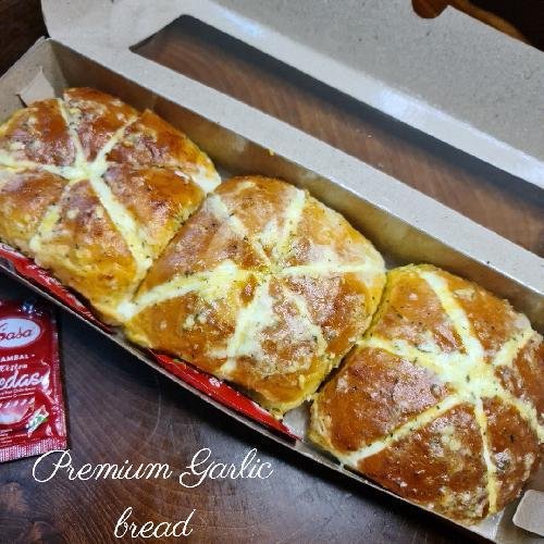 I Wish Bakery: Surga Cinnamon Roll dan Pizza di Jati Barang, Jakarta