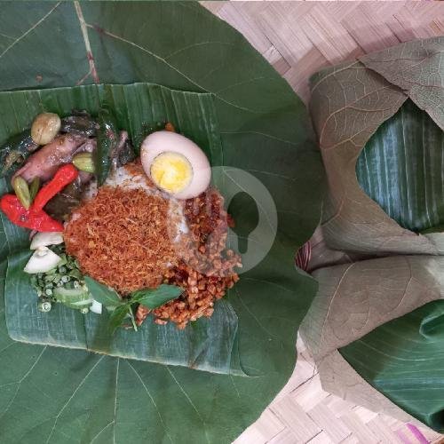 Sego Berkat Tongkol Asap Sambal Ijo menu Sego Berkat Godhong Jati - Sumur Batu