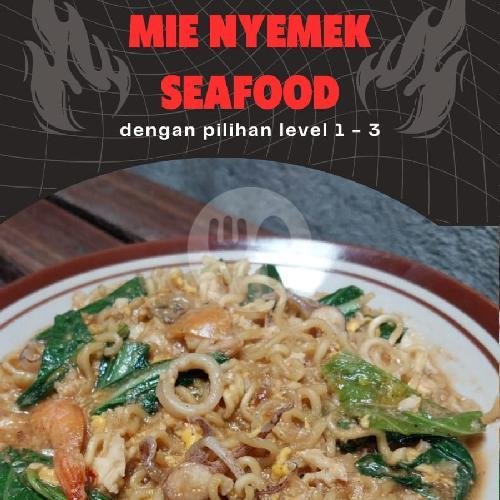 Indomie Nyemek Pedas Ayam menu Kwetiau Goreng Dan Nasi Goreng Seafood Makjoss, Batikan