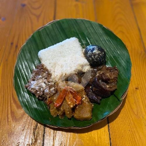 3 Kepala Ayam Goreng Kremes menu Gudeg, Brongkos, Gulai Sapi RM Priyayi, Kartasura