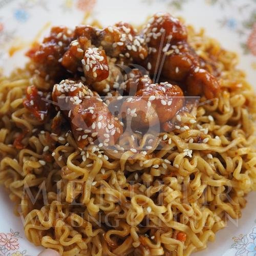 Mie Nuklir Goreng Ayam Korea menu Mie Nuklir Warung Kekinian, Batang Ombilin