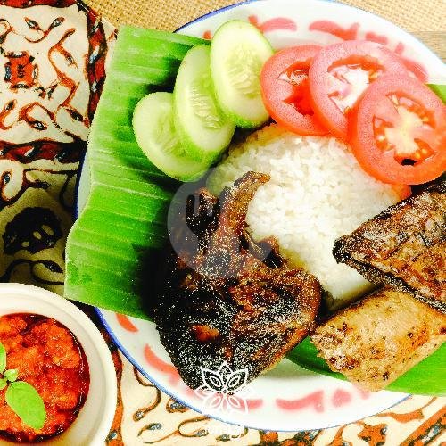 Ayam Betutu Rebus menu Waras, Intan Raya