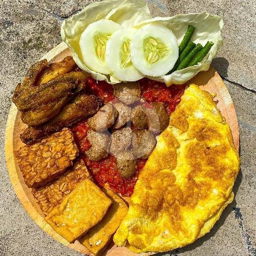 Penyetan Pahlawan A menu Ayam Goreng & Burung Dara, Pahlawan