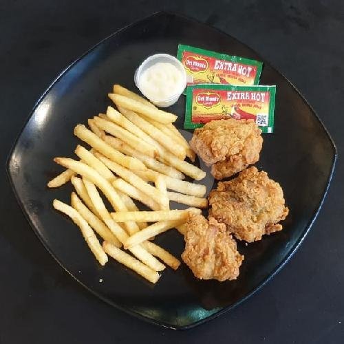 Chicken Wings + Nasi menu RM Ayam Goreng Dapoer Malioboro, Raden Mas Said