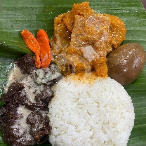 Warung Gudeg Yogya dan Ayam Kremes Mbak Tipuk: Kenangan Rasa di Jebres, Solo