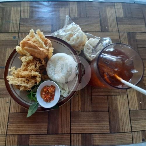 Paket Nasi+ Ayam+ Tahu+ Kerupuk+ Es Teh menu Ayam Goreng Kremes Rizky, Dr Wahidin