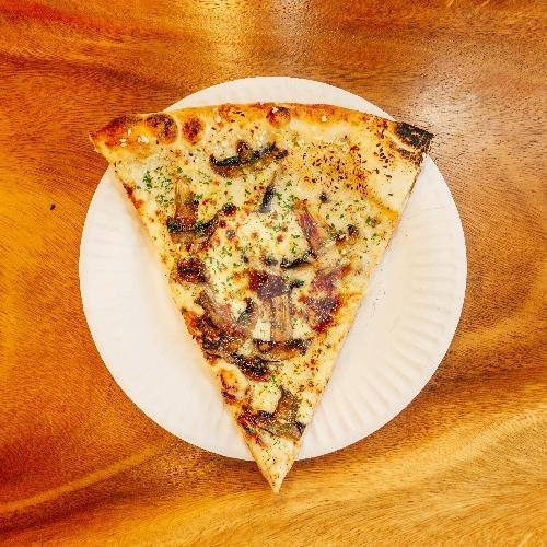 Review Hot Slice Pizza: Pengalaman Pizza Vintage yang Menggugah Selera di Malang