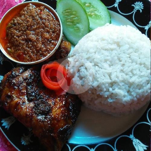 Review Ayam Mantul Lie Resto: Surga Kuliner di Desa Pekantingan Cirebon