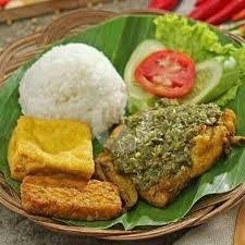 Nasi Ayam Goreng Spesial menu Ayam Penyet Cabe Ijo Ibu Ros, Kebon Sirih