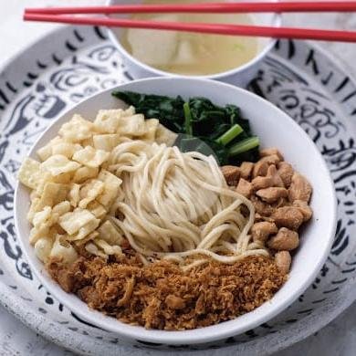 Mie Ayam Om Jhon: Nostalgia Rasa yang Menghangatkan Hati di Mertoyudan Mie Ayam Om Jhon: Nostalgia Rasa yang Menghangatkan Hati di Mertoyudan