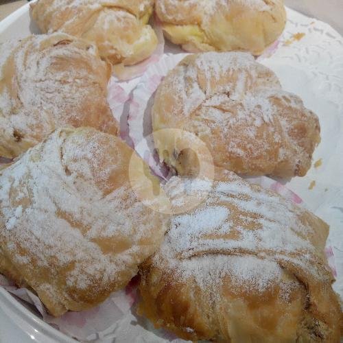 Gandum Kecil + Selai Strawberry Csar menu Bariton Bakery, Ciumbuleuit
