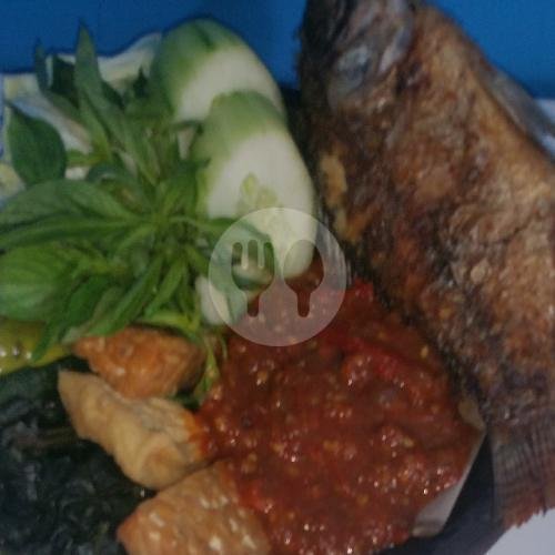 Nasi Ayam Goreng + Tahu Tempe + Lalapan menu Warung Wader Penyetan, Menanggal