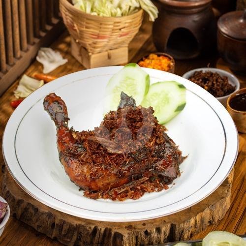 Ayam Goreng Ireng Bumbu Madura menu Bebek Trisno, Panjaitan