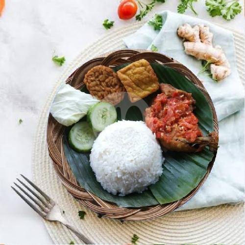 Hemat Ayam Penyet menu Sambal Dadakan DS 2, Pulogadung