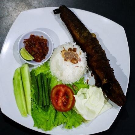 Pecel Dadar Komplit Pakai Nasi Double menu Waroeng Halim Pecel Lele Hot, Tanjung Sabar