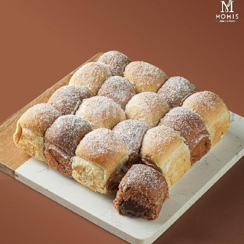 Roti Abon Roll menu Momis Bakery Foursunday Depan Sari Sari, Bandung Wetan