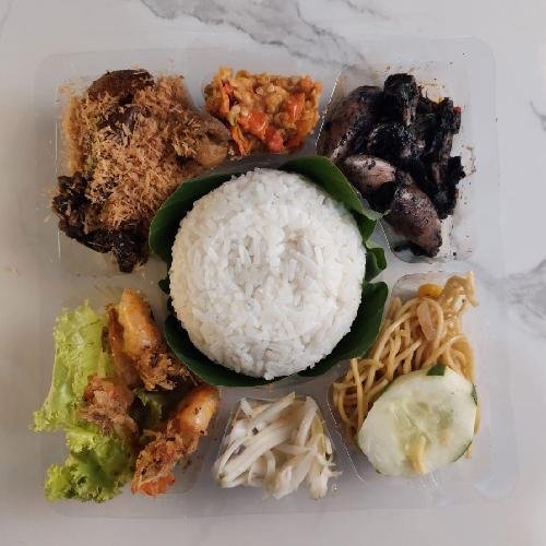 Kotak Nasi Madura Bu Lili Spesial menu Depot Lili Jaya, Pandegiling
