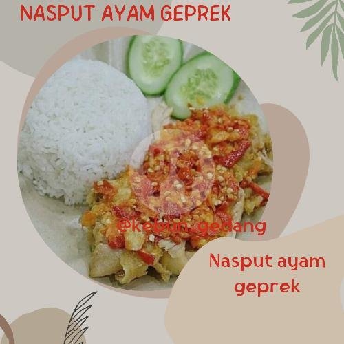 Nasi Uduk campur Khas K-Ge Ayam Goreng menu Kedai Keboen Gedang Nasi Uduk dan Sambelan, Jalan Raya Meri no 297A