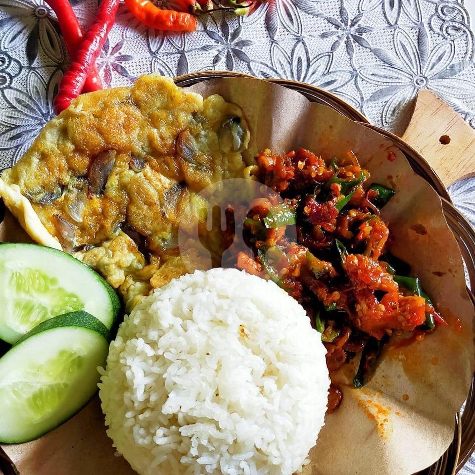 Nasi + Cumi Asin Sambal Bawang + Telur Dadar menu Cumi dan Tuna Mercon Mba Nana, Imogiri