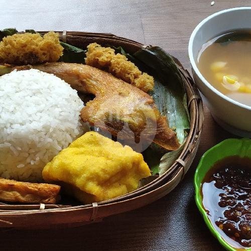 Paket A Dada + Sayur Asem menu Ayam Goreng Kremes Luna, Jendral Sudirman