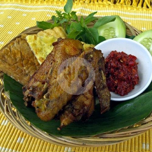 Review Ayam Goreng Kampung Kali: Surga Kuliner di Semarang Tengah