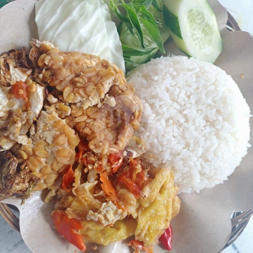 Nasi + Telur + Terong + Tempe menu Penyetan Mas Kobis, Argulo