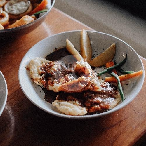 Steak Ayam Crispy With Brown Sauce menu Kedai Kopi Old Kettle, Indraprasta