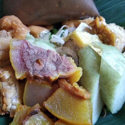 Rujak Sulfat Mbak Win: Surga Kuliner Rujak Cingur di Malang