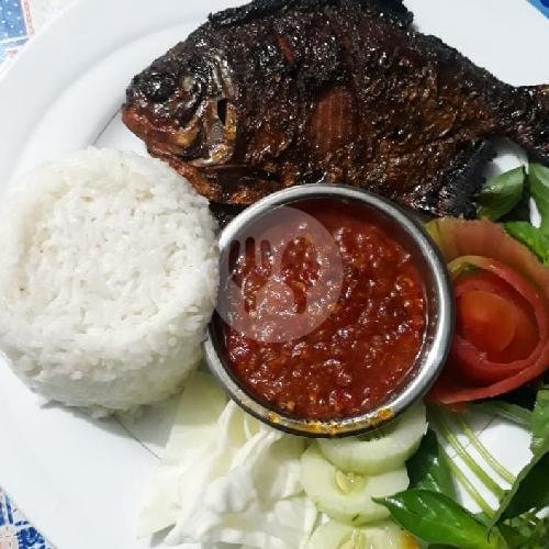 Bawal Bakar menu Warung Makan Bu Mus, Gisikdrono