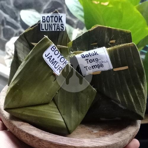 Opor Ayam Spesial menu Oma Lawoh, Simpang Ikan Mas 2