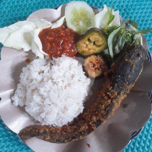 Lalapan Telor Dadar/Ceplok+Nasi menu Warung Tahu Telor dan Lalapan Mbak Ida, Lowokwaru
