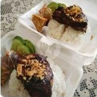 Paket Nasi + Ayam Goreng Serundeng + Air Mineral Botol menu Kantin Omah Anya, Pendawa
