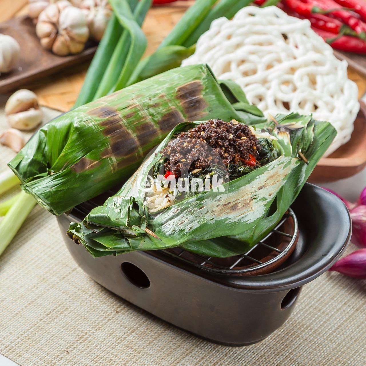 Nasi Bakar Isi Cumi Asin Sambal Matah menu Munik Resto