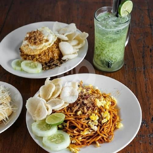 Berdua Aja (mie Aceh Telur Dan Nasi Goreng Telur) + Es Teh / Teh Hangat / Es Mentimun menu Sanger Kopi Aceh, Malang