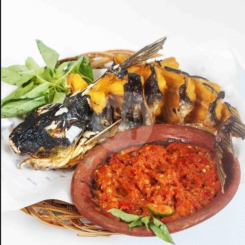 Gurami Bakar Bumbu Rujak menu Warung Apung Rahmawati, Gresik