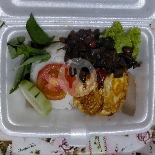 Tongkol Pedas Plus Telur Ceplok Dan Nasi menu Mami Judes, Bangil