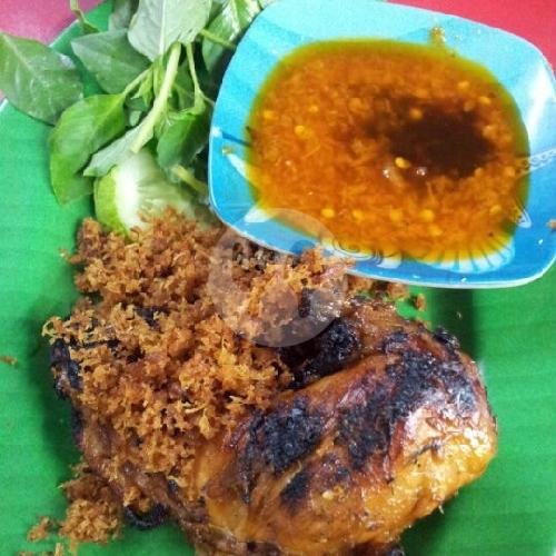 Paket Bakar Dada menu Ayam Bakar dan Goreng Kremes Tata, Laweyan
