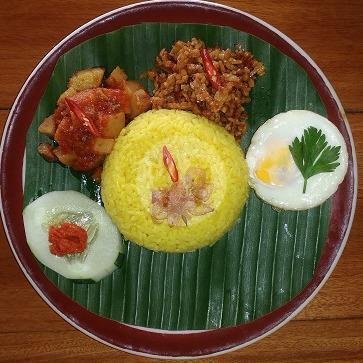 Nasi Kuning Komplit + Telur Ceplok/dadar menu Kedai Rawon Rahmanda Asli Surabaya, Kasihan