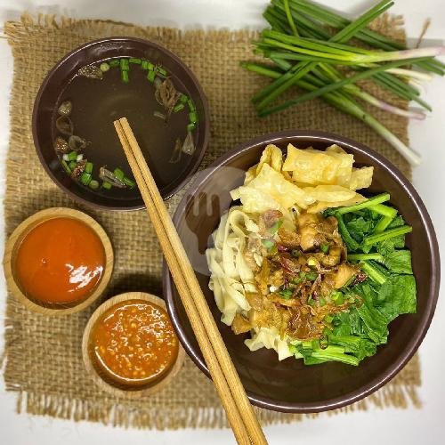 Mie lebar Ceker menu Mie Ayam Bakso Solo Mbak Mira, Kesatrian